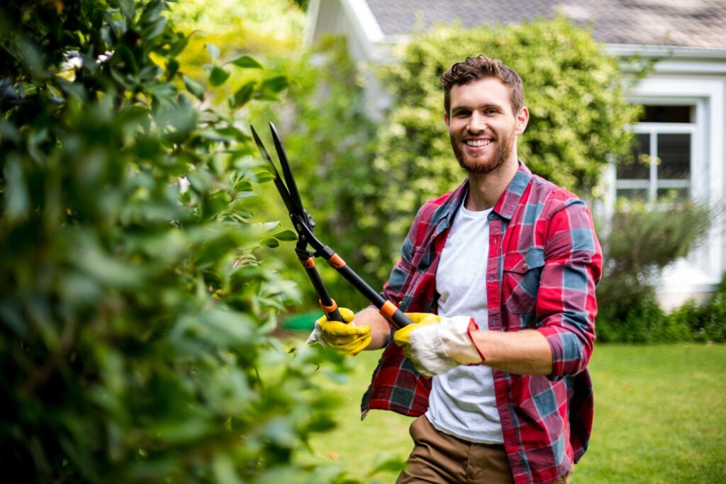 hovenier bij tuinonderhoud